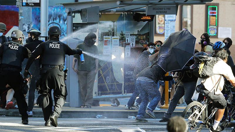 Los disturbios del fin de semana en Seattle dejan 47 arrestos y casi 60 polic&iacute;as heridos