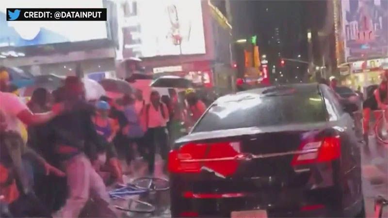 Un auto embiste contra manifestantes de BLM en Nueva York