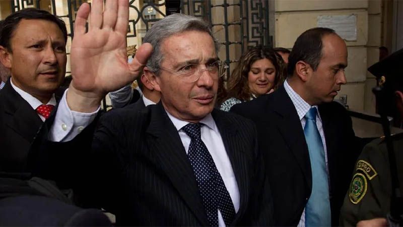 El ex presidente de Colombia &Aacute;lvaro Uribe recupera su libertad tras dos meses de arresto domiciliario