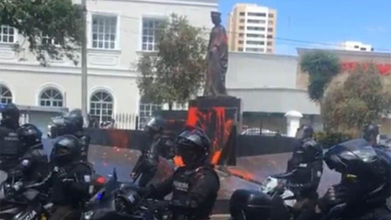 Manifestantes intentan derribar la estatua de Isabel la Cat&oacute;lica en Quito
