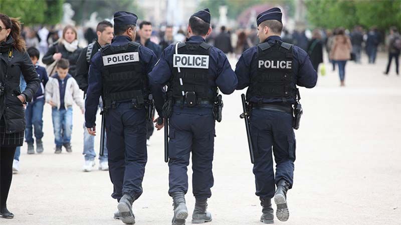 El Parlamento franc&eacute;s elimina proyecto de ley que prohib&iacute;a filmar a polic&iacute;as