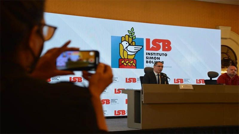 Arreaza denuncia ante veedores del 6D persecuci&oacute;n de EEUU