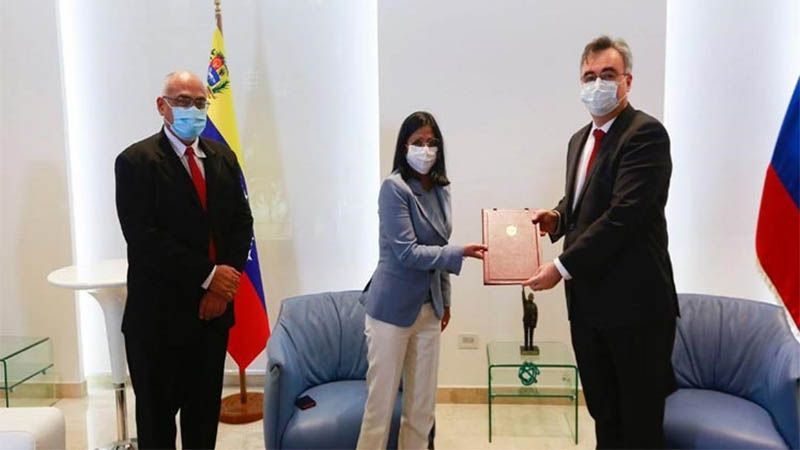 Venezuela y Rusia firman contrato para adquisici&oacute;n de vacunas
