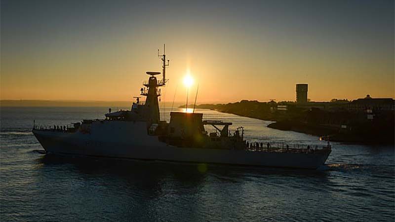 Londres env&iacute;a cuatro buques militares al canal de la Mancha