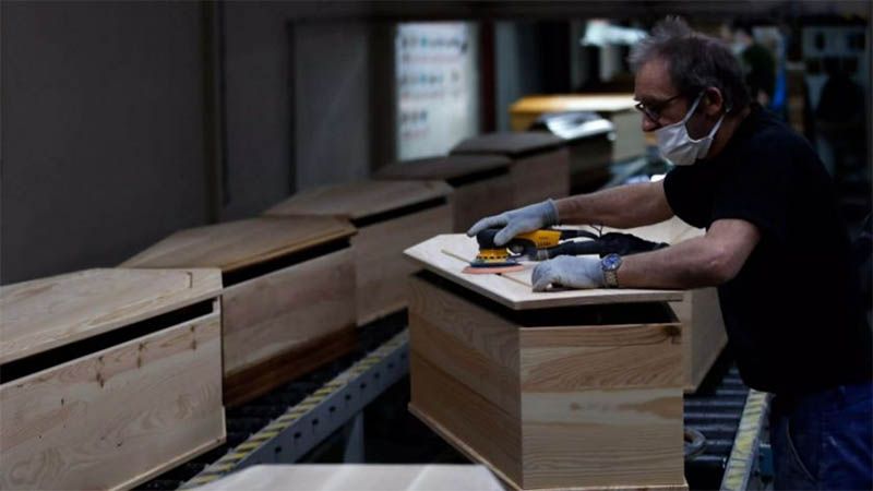 Las funerarias de California se quedan sin espacio por el COVID-19