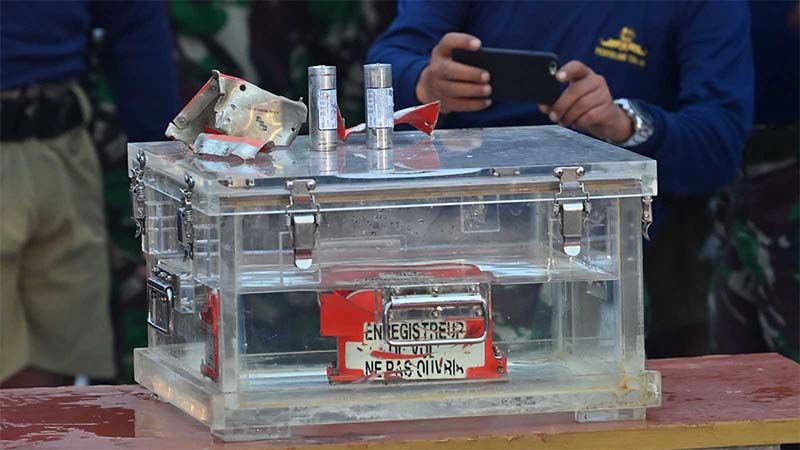 La Marina de Indonesia encuentra a las cajas negras del avi&oacute;n estrellado en Indonesia