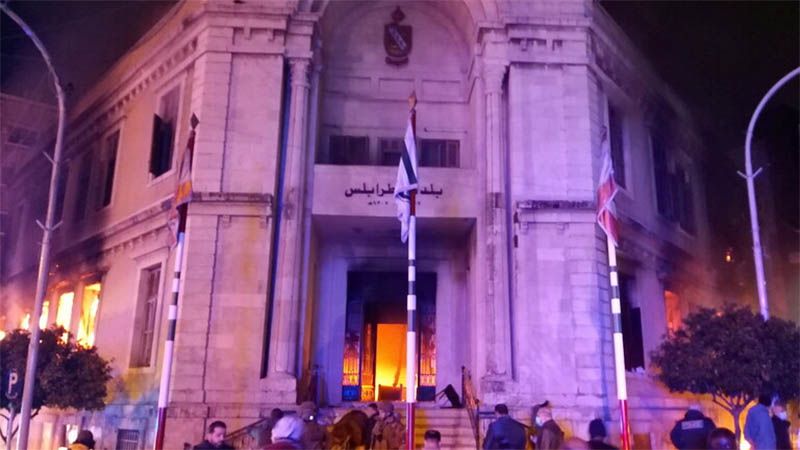 Manifestantes asaltan y encienden el Ayuntamiento en la ciudad libanesa de Tr&iacute;poli