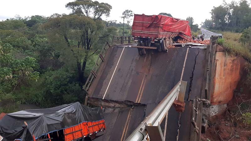 Mueren dos personas por el derrumbe de un puente en Paraguay