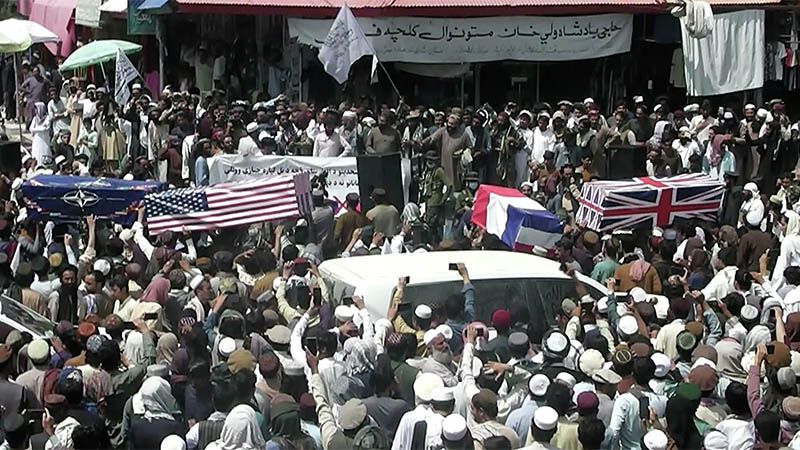 Los talibanes celebran su victoria con un desfile de ata&uacute;des de Francia, EEUU y Reino Unido