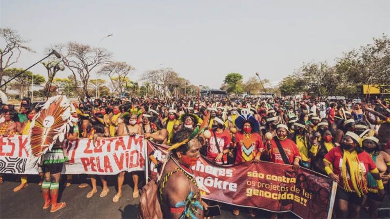 Miles de mujeres ind&iacute;genas protestan contra Bolsonaro en Brasilia