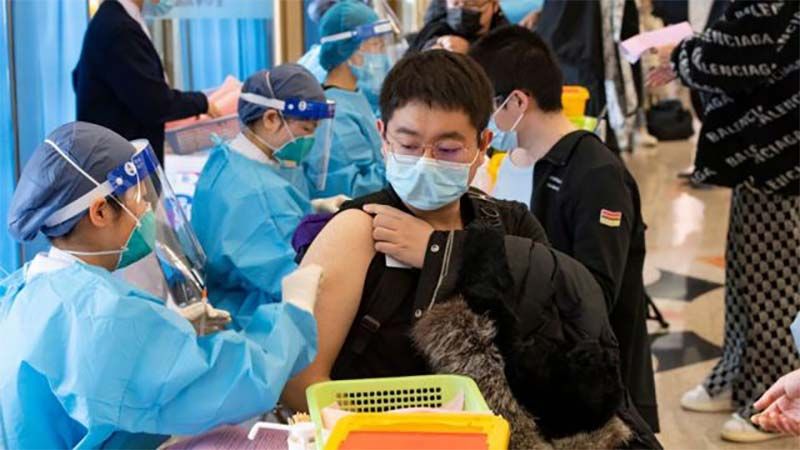 Completan la vacunaci&oacute;n de m&aacute;s de 1.000 millones de personas en China