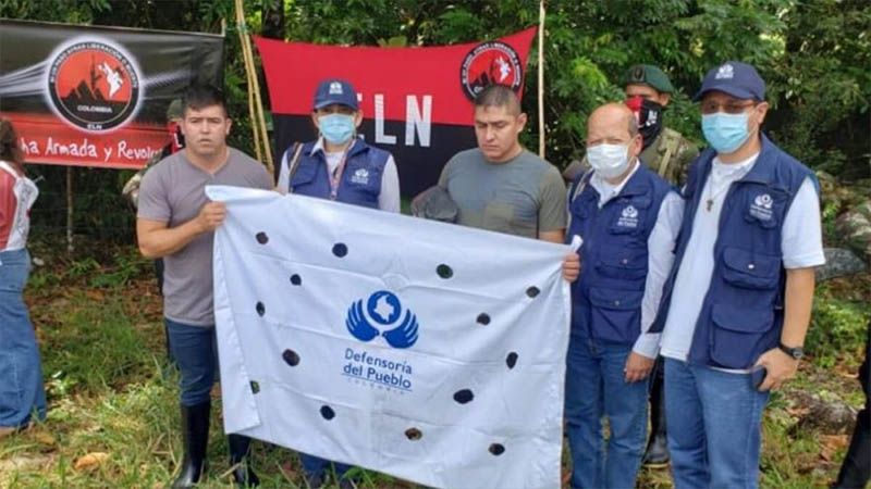 Anuncian la liberaci&oacute;n de dos militares colombianos secuestrados por el ELN