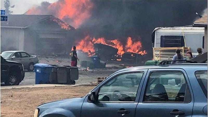 Mueren dos personas al estrellarse una avioneta en California