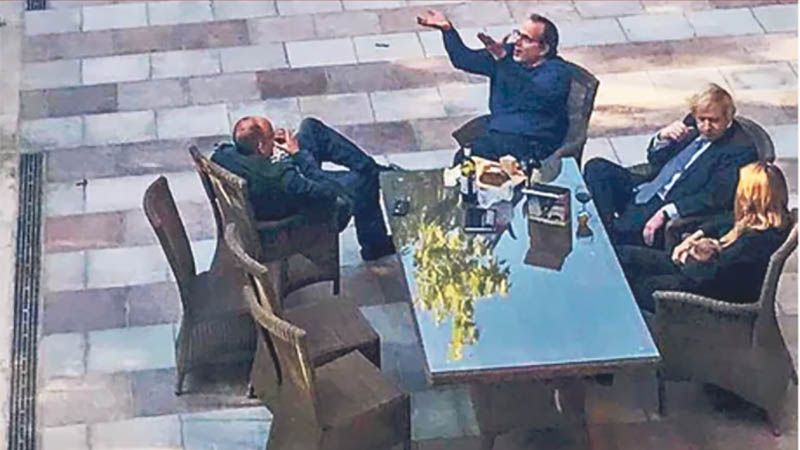 La pol&eacute;mica foto de Johnson bebiendo vino en el confinamiento de 2020