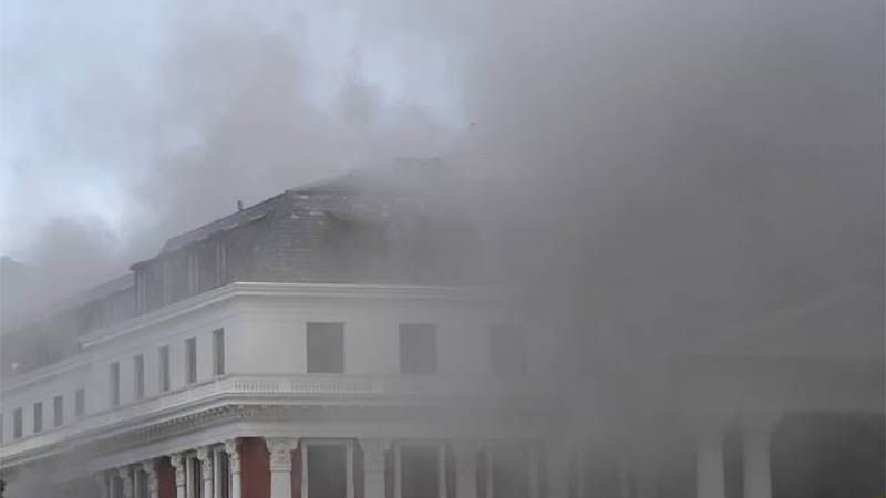 Un incendio destruye por completo el Parlamento de Sud&aacute;frica en Ciudad del Cabo