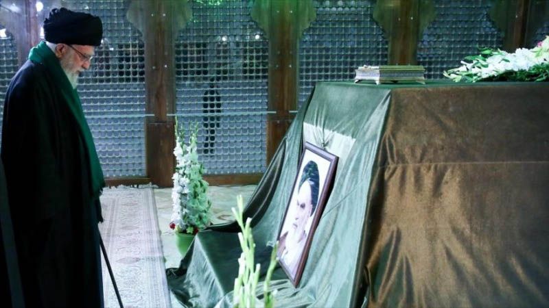 L&iacute;der de Ir&aacute;n rinde homenaje al fundador de la Rep&uacute;blica Isl&aacute;mica
