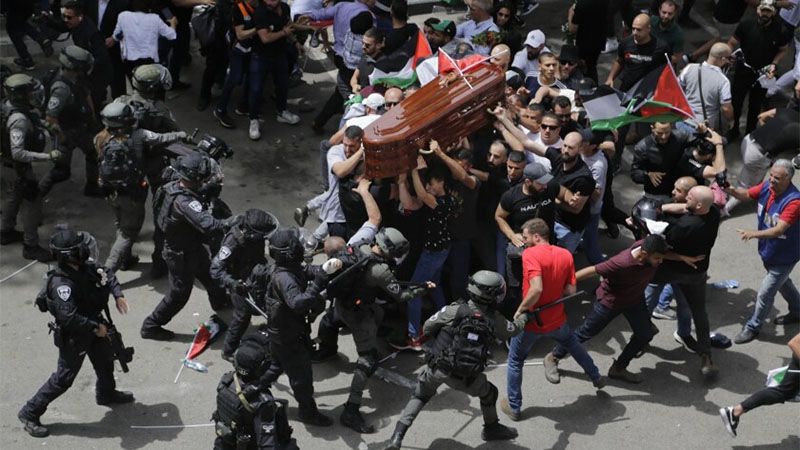 La polic&iacute;a israel&iacute; agrede la multitud en el funeral de la periodista asesinada
