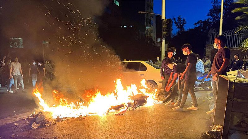 V&aacute;ndalos asesinan a un miembro de Ej&eacute;rcito de Ir&aacute;n en los disturbios