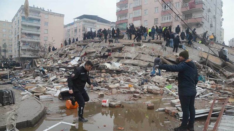 Casi 1.400 muertos por el terremoto registrado en Turqu&iacute;a
