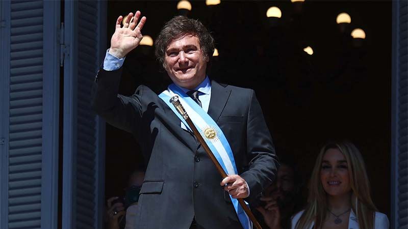 Argentina: El d&oacute;lar oficial abre a 820 pesos tras la devaluaci&oacute;n de 50 % decretada por Milei