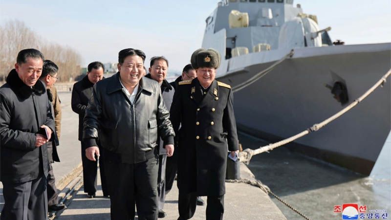 Kim ordena acelerar preparativos de guerra al inspeccionar buques militares
