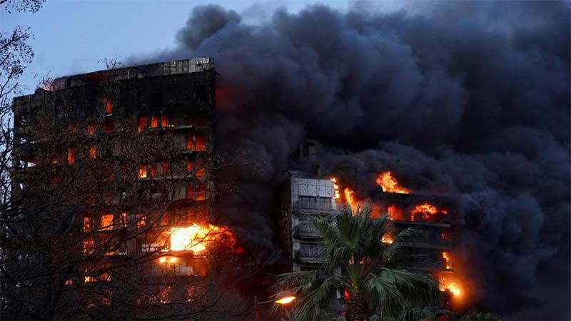 M&aacute;s de cuatro muertos por un fuerte incendio en un edificio de Valencia