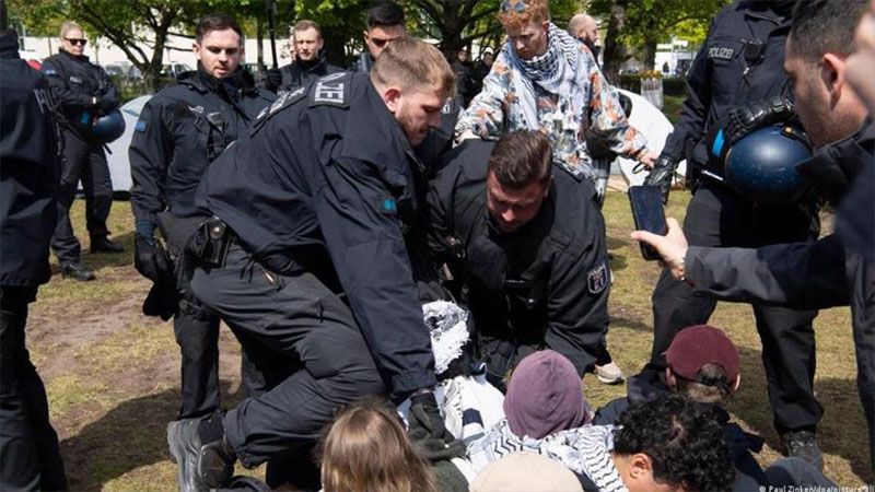 La Polic&iacute;a alemana desaloja con violencia un campamento propalestino en Berl&iacute;n
