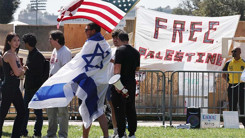 Violentos enfrentamientos entre manifestantes propalestinos y proisrael&iacute;es en la Universidad de California