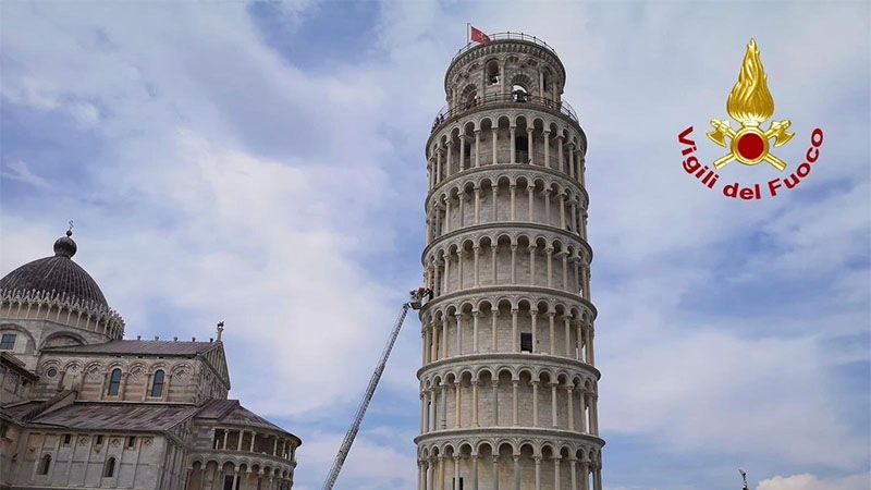 Momento del rescate de un turista en la torre inclinada de Pisa (v&iacute;deo)