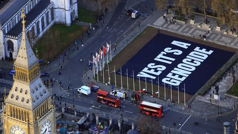 Despliegan frente al Parlamento brit&aacute;nico una enorme pancarta en contra del r&eacute;gimen sionista