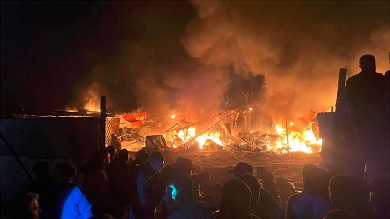 El ej&eacute;rcito israel&iacute; quema las tiendas de desplazados palestinos en zona humanitaria en Gaza