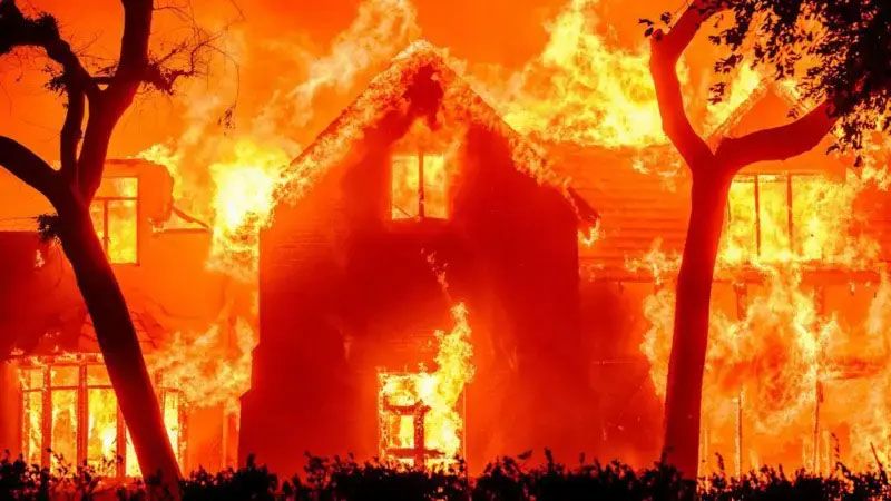 Incendios fuera de control dejan tierra quemada en California