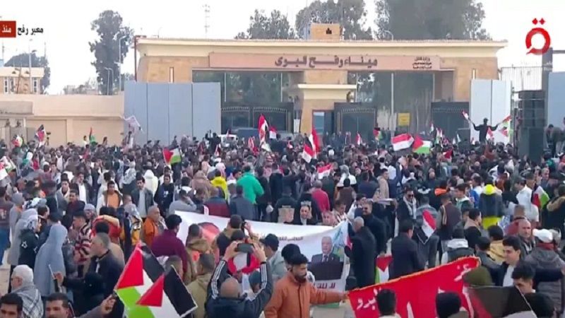 Cientos de egipcios protestan en el paso de Raf&aacute; contra la iniciativa de Trump para desplazar a palestinos