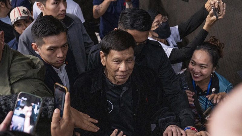 El TPI confirma que Duterte est&aacute; ya bajo su custodia tras su llegada a La Haya