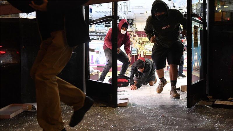 Saqueos masivos en medio del caos en Los &Aacute;ngeles