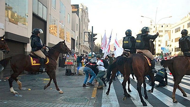 Un tribunal de Per&uacute; impide a la Polic&iacute;a usar caballos contra disturbios y manifestaciones