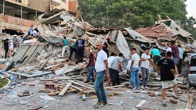 Al menos un muerto y seis heridos por terremoto que sacude el noroeste de Turqu&iacute;a