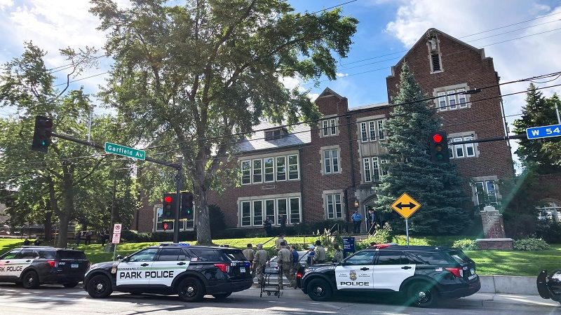 Mueren dos ni&ntilde;os en un tiroteo durante una misa en una escuela cat&oacute;lica en Minneapolis