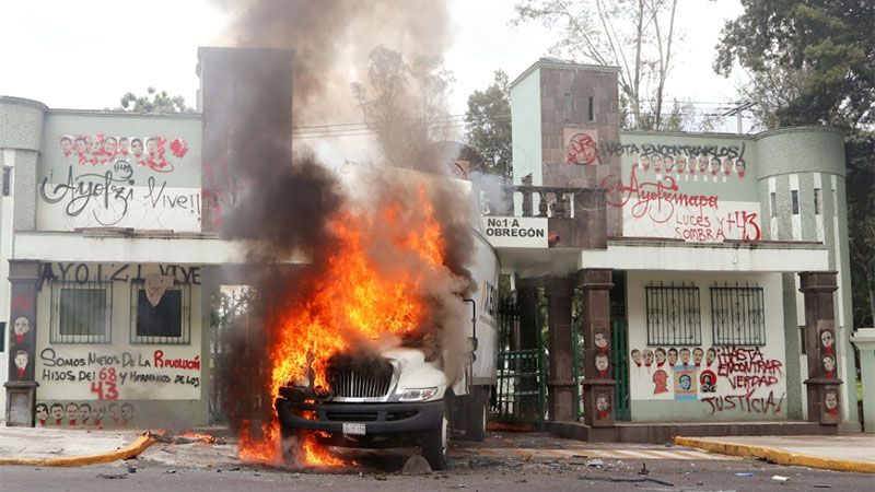 Atacan cuartel militar en protesta por desaparici&oacute;n de 43 estudiantes en M&eacute;xico
