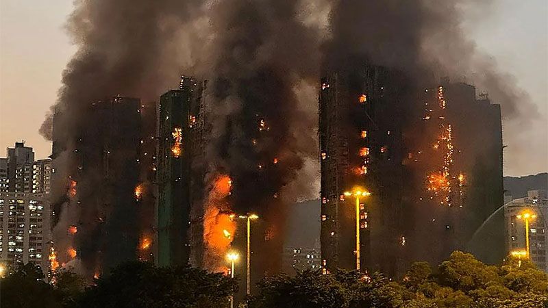 Un incendio devora varios rascacielos residenciales en Hong Kong