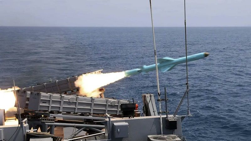 La Guardia Revolucionaria de Ir&aacute;n lanza misiles bal&iacute;sticos y de crucero durante sus maniobras cerca de Ormuz