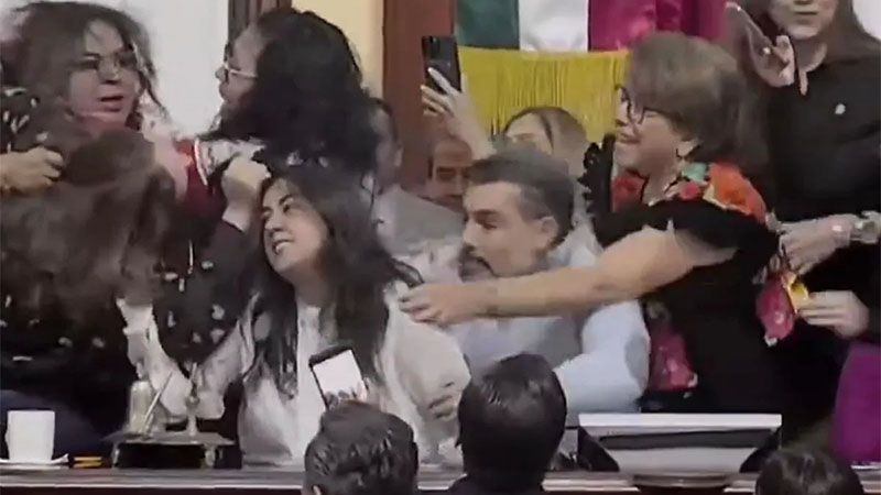 Diputadas se pelean a golpes y jalones de pelo en el parlamento de Ciudad de M&eacute;xico