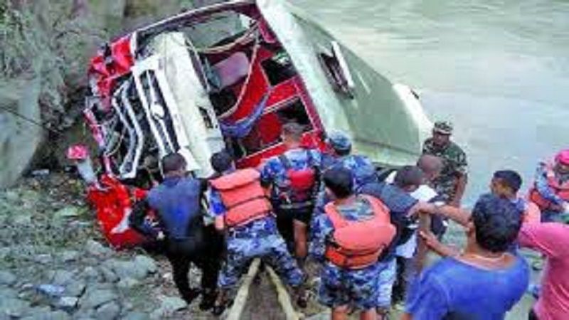 M&aacute;s de 18 muertos por caer un autob&uacute;s a un r&iacute;o en Nepal