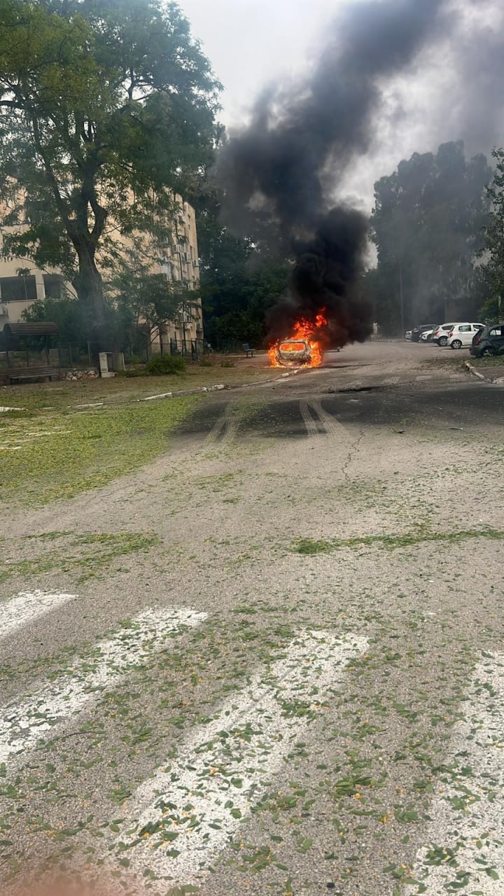 En imágenes: “Kyriat Shmona” se arde tras ser golpeada por el ‘Katyusha’